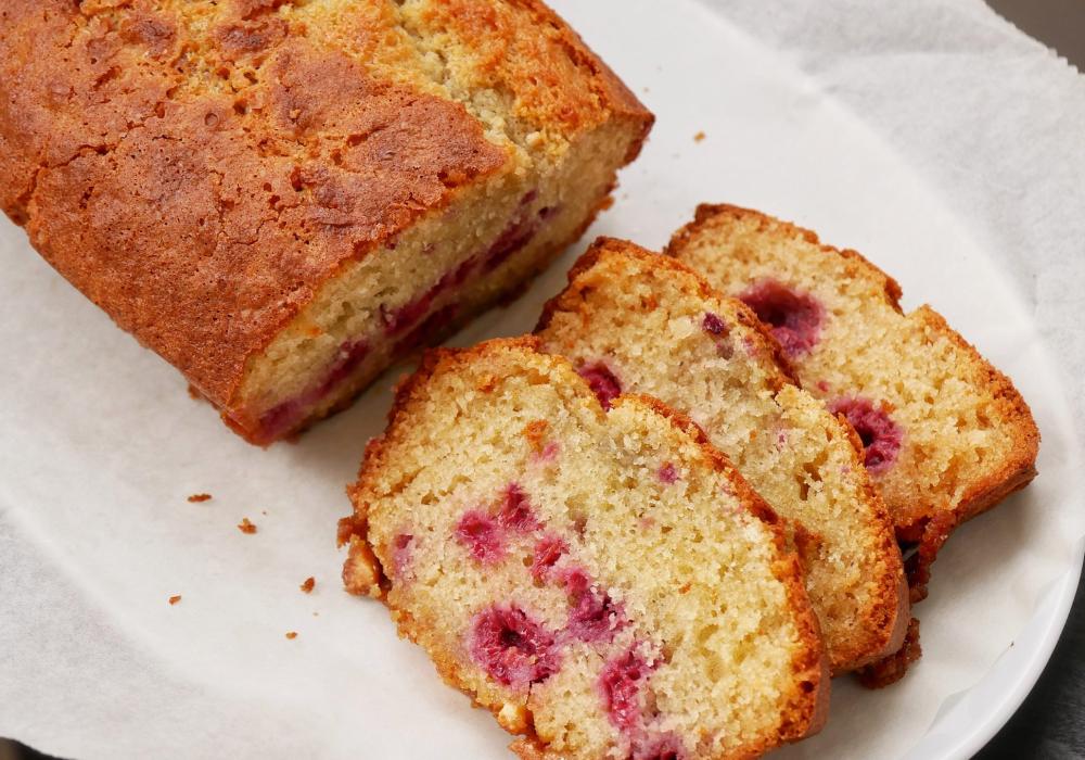 Bolo de chocolate branco e framboesas