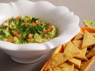 Guacamole com nachos de grão e açafrão