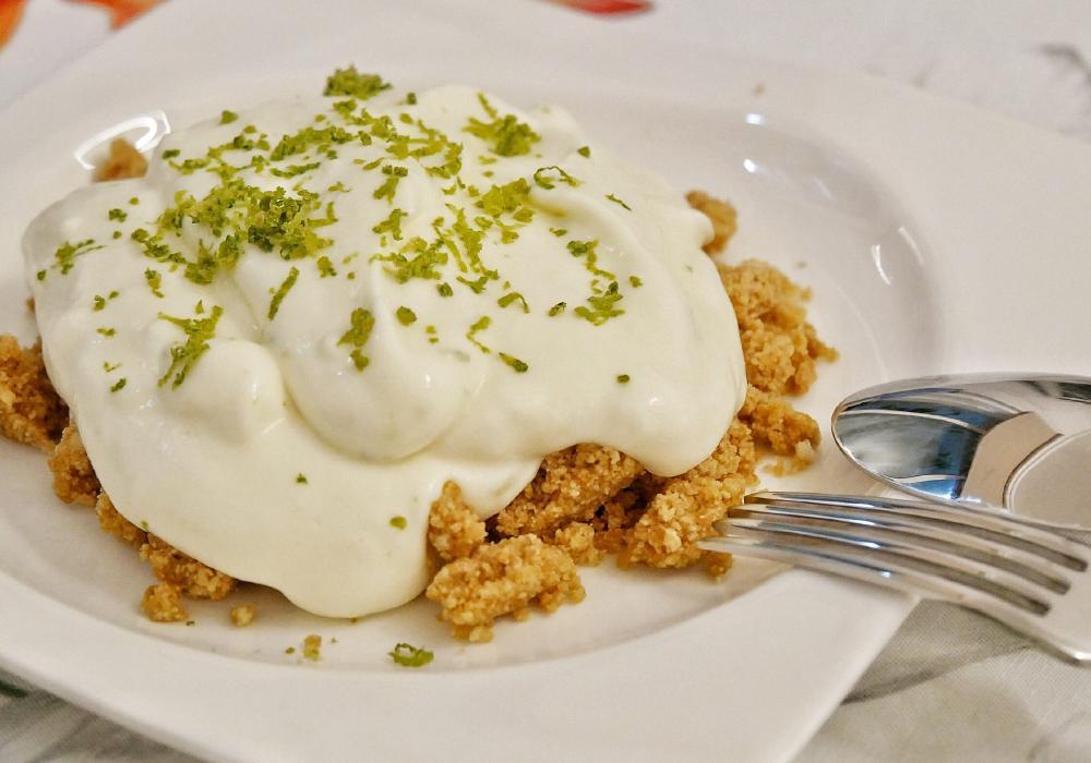 Mousse de lima em cama de bolacha Maria