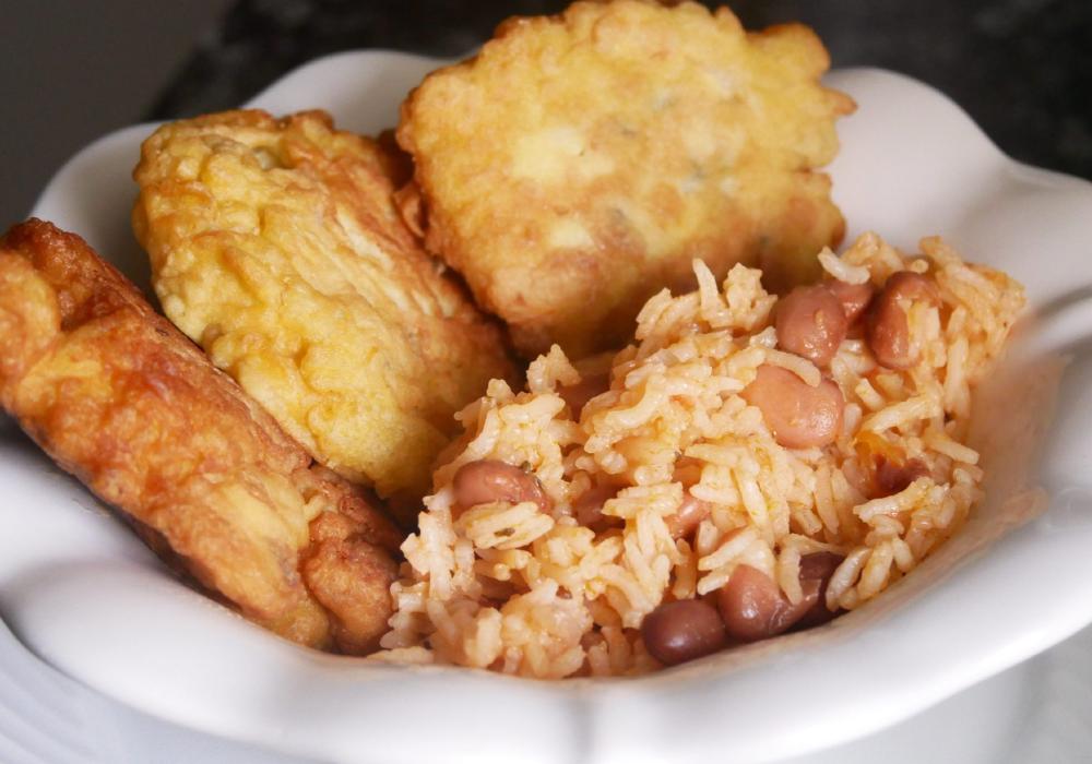 Pataniscas de bacalhau com arroz de feijão